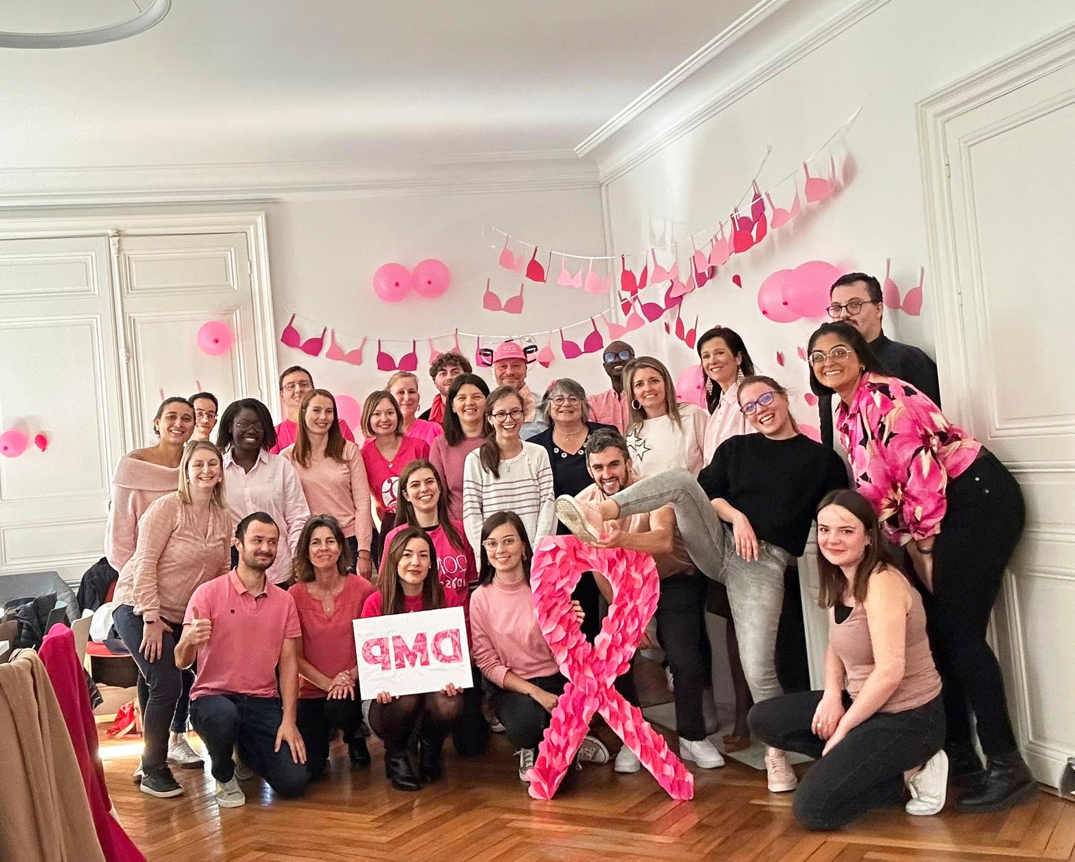 Le cabinet d'expertise comptable DMP Atlantique, photo de groupe lors de l'événement octobre rose